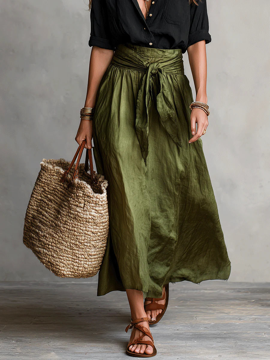 Vera – Conjunto de dos piezas: camiseta negra y mini falda verde oliva