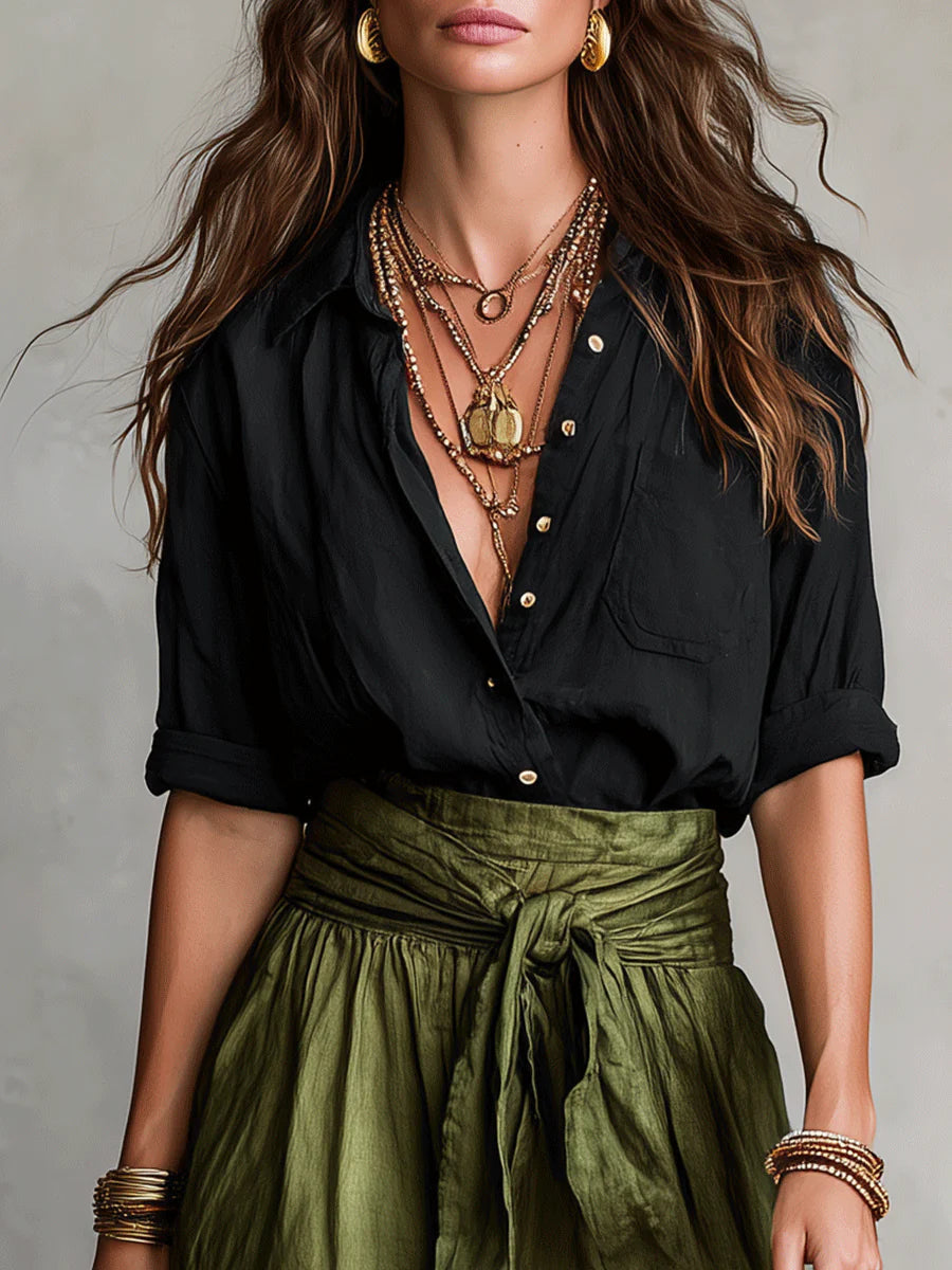 Vera – Conjunto de dos piezas: camiseta negra y mini falda verde oliva