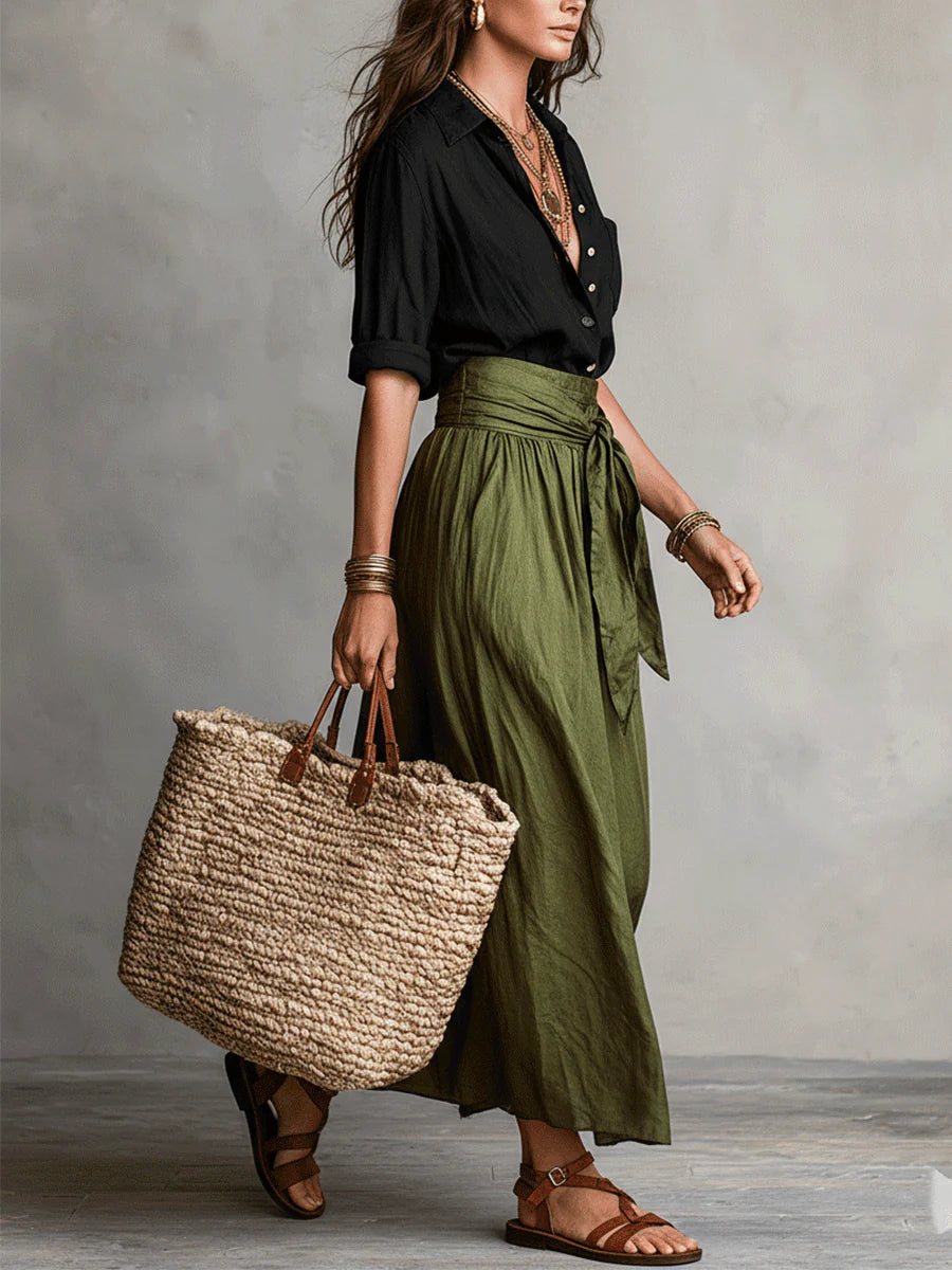 Vera – Conjunto de dos piezas: camiseta negra y mini falda verde oliva