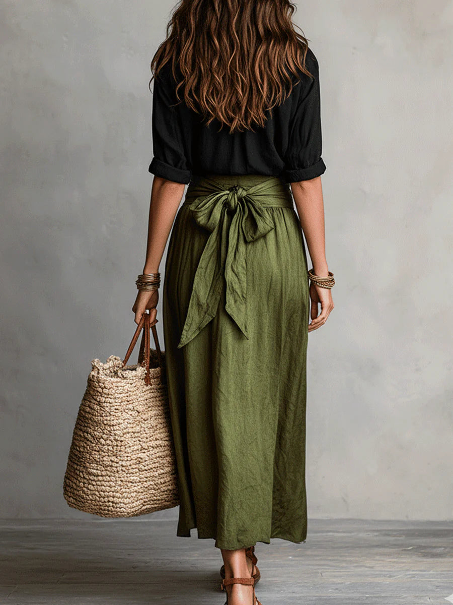 Vera – Conjunto de dos piezas: camiseta negra y mini falda verde oliva